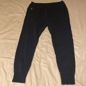 Ralph lauren mjukisbyxor - Säljer dessa fina mjukis byxor ifrån polo ralph lauren. Dem är i andvänt skick(de är lite noppriga,men det går nog att fixa)ny pris 699kr🥰😁❤️köparen står för frakt 
