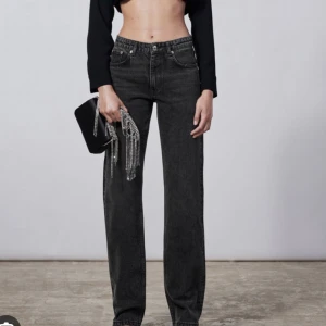 Gråa jeans  - Gråa mid Rise jeans från zara, inga defekter eller likande, pris kan diskuteras! 