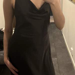 Jätt fin svart klänning med ett hack vid sidan.