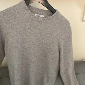  stickad tröja från zara - En grå stickad tröja från Zara i riktigt bra skick. Den är sparsamt använd och i riktigt bra skick. Hör av dig för fler frågor eller funderingar. Köpt för 499