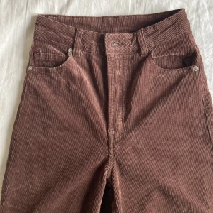 Byxor - Manchesterbyxor från h&m. Aldrig använda då dom är för långa på mig. Midja: 64cm. Innerbenslängd: 78cm