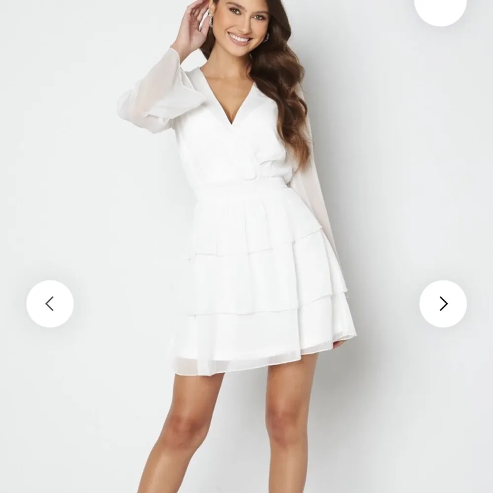 Säljer en helt ny studentklänning då returtiden har gått ut, enbart testad.  Nypris 599kr Från bubbleroom ”Alina Frill Dress White” Storlek 38. Klänningar.