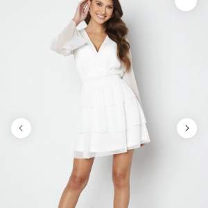 Säljer en helt ny studentklänning då returtiden har gått ut, enbart testad.  Nypris 599kr Från bubbleroom ”Alina Frill Dress White” Storlek 38