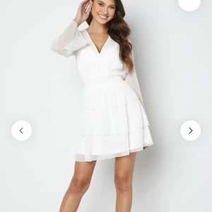 Studentklänning  - Säljer en helt ny studentklänning då returtiden har gått ut, enbart testad.  Nypris 599kr Från bubbleroom ”Alina Frill Dress White” Storlek 38
