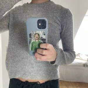 Grå stickad tröja - Sjukt nice grå tröja i 100% Kashmir! Perfekt till våren💓storleken är M men jag bär oftast Xs/S o så sitter den på mig🙌🏼priset kan diskuteras❤️