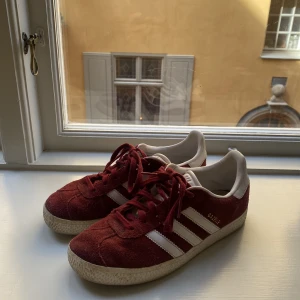 Adidas Gazelle Skor  - Säljer nu mina röda adidas gazelle då de inte längre kommer till användning. De är i använt men bra skick! 💕 KÖPAREN STÅR FÖR FRAKT!