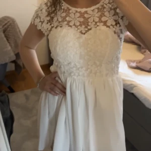 Studentklänning  - Supersöt klänning som jag köpt här på Plick men som tyvärr var för liten för mig. Perfekt till studenten eller skolavslutningen! Skriv för fler frågor. Frakt tillkommer💕💕