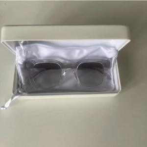 Chimi - Chimi i modellen 02, färgen clear. Fodralet följer inte med. Skickar dom däremot i annat fodral så de inte skadas💕