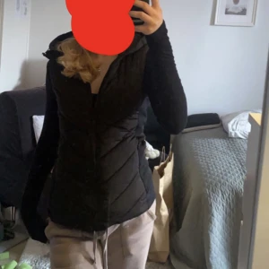 Säljer min Zara väst då den är lite för stor på mig. - Zara väst i bra skick och är rätt så ny köpt, inga defekter. Svart och i storlek S, Säljer för 350 men pris kan diskuteras.