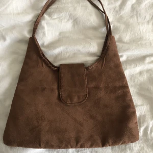 super söt axelremsväska  - säljer denna väska då den inte är min stil längre använd fåtal gånger och dens skick är jättebra och får plats med mer än vad man tror.