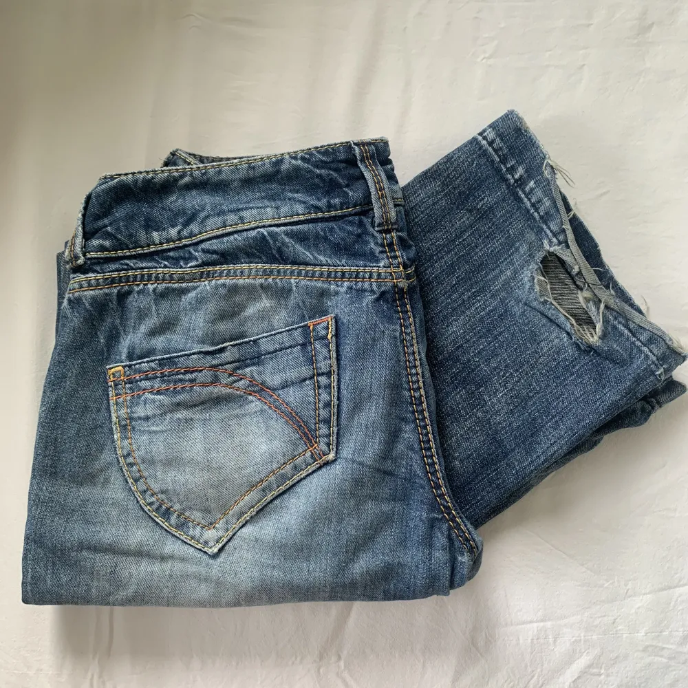 Säljer mina assnygga jeans som jag köpte här på plick. Tyvärr har de blivit för små för mig💔 midjemått: ca 88cm.  lite defekter längst ner på jeansen och bakfickan som man ser på bilderna. 💓. Jeans & Byxor.