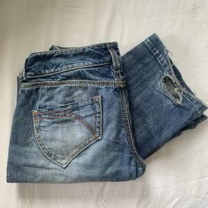Säljer mina assnygga jeans som jag köpte här på plick. Tyvärr har de blivit för små för mig💔 midjemått: ca 88cm.  lite defekter längst ner på jeansen och bakfickan som man ser på bilderna. 💓