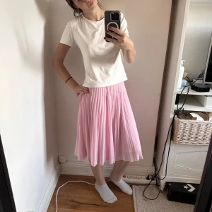 Rosa kjol - En superfin rosa veckad långkjol från bershka. Finns en liten fläck, syns bara på på nära håll (kanske går bort i tvätten)