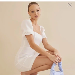 Studentklänning  - Köpte denna till min student förra året. Den kom aldrig till användning och säljer därför den här nu istället. 