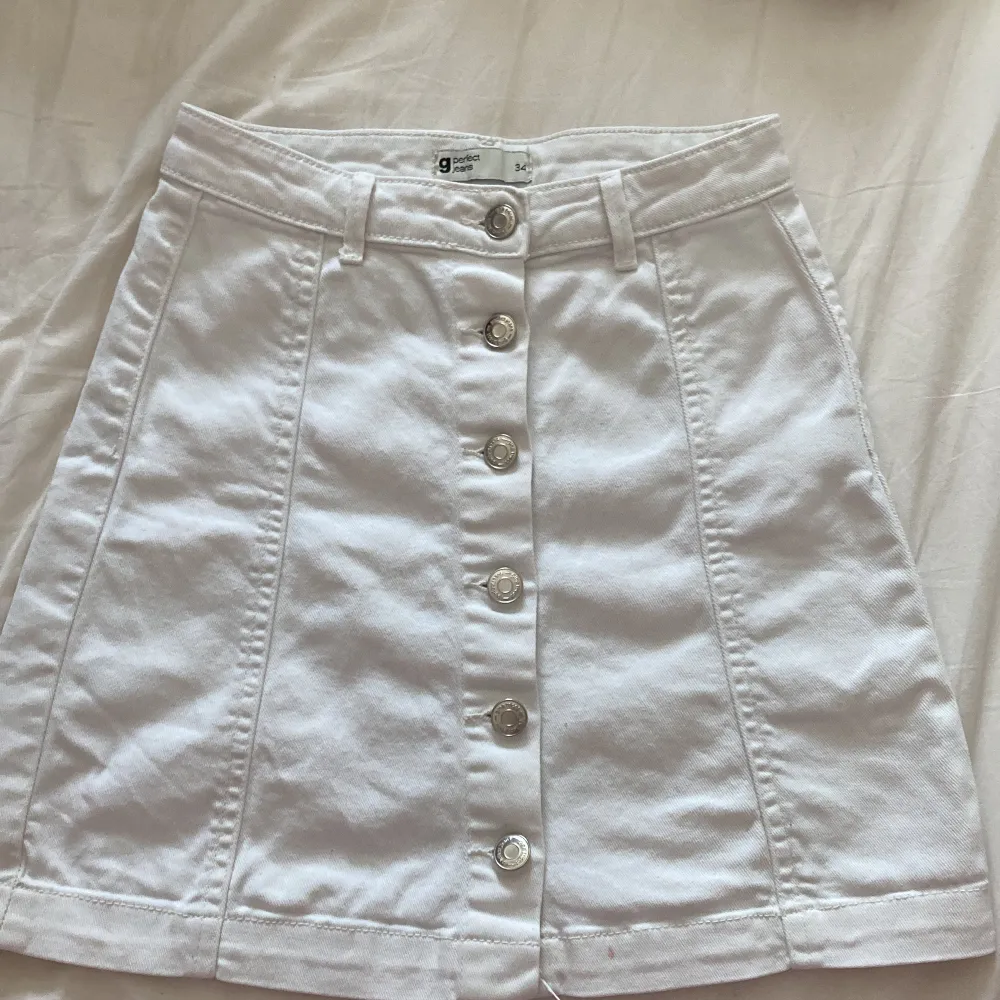Sjukt snygg jeans kjol från Gina i storlek 34! Säljer då den tyvärr inte kommer till användning 🫶. Kjolar.