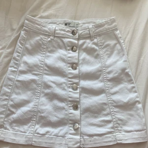 Vit jeans kjol - Sjukt snygg jeans kjol från Gina i storlek 34! Säljer då den tyvärr inte kommer till användning 🫶