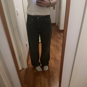Mid Waist Straight Zara jeans  - Säljer mina supersnygga grå/svarta Mid Rise Zara jeans med straight leg i storlek 40!💓I super bra skick, endast använda en gång!❤️‍🔥