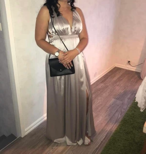 Balklänning Silver - Silverfärgad balklänning.  Använd en gång, så den är i nyskick.