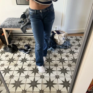 Lågmidjade jeans - Ett par blå snygga lågmidjade jeans. Skriv för fler bilder eller om någon fråga!💕passar mig som brukar ha 36 på jeans
