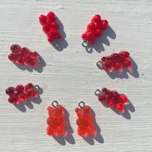 Röda gummibjörnar som säljs i par och med hänge om man vill priset kan också alltid diskuteras. Så fina till sommaren ❤️