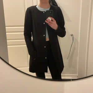 Jacka - Fin jacka från jacqueline de yong, använd men bra skick. Någon enstaka noppra, men går att klippa bort. 