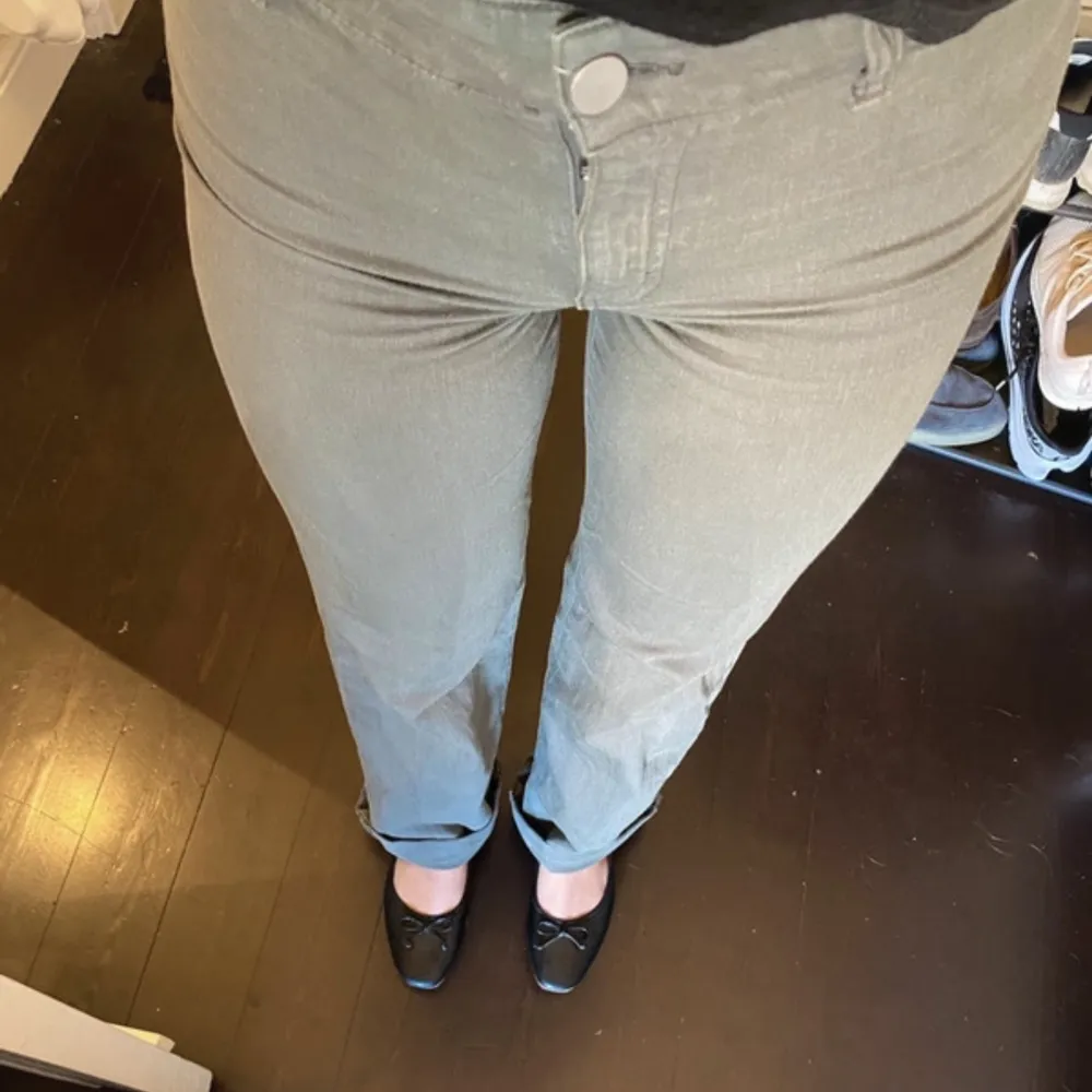 Gröna/khaki Filippa K jeans. Storlek S💕. Jeans & Byxor.