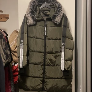 Parkasjacka - Parkasjacka oanvänd bara testad, vet ej storlek, skulle tippa på medium/large 