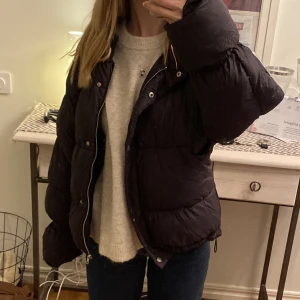 Svart vinterjacka - Jättefin svart vinterjacka från NAKD i fint skick 💓 Säljer då jag har två väldigt lika 🥰 storleken är 34 men modellen är lite oversized så man får plats med tröjor under 🫶🏼  (vet inte om den kan uppfattas lite brun på bilderna men den är helt svart)