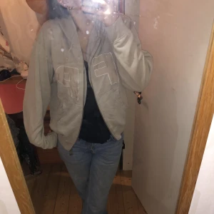 Fred & Perry sportswear  - Hej! Säljer min fred and Perry huvtröja som är använda ett få pass gånger. Skriv för mer bilder!