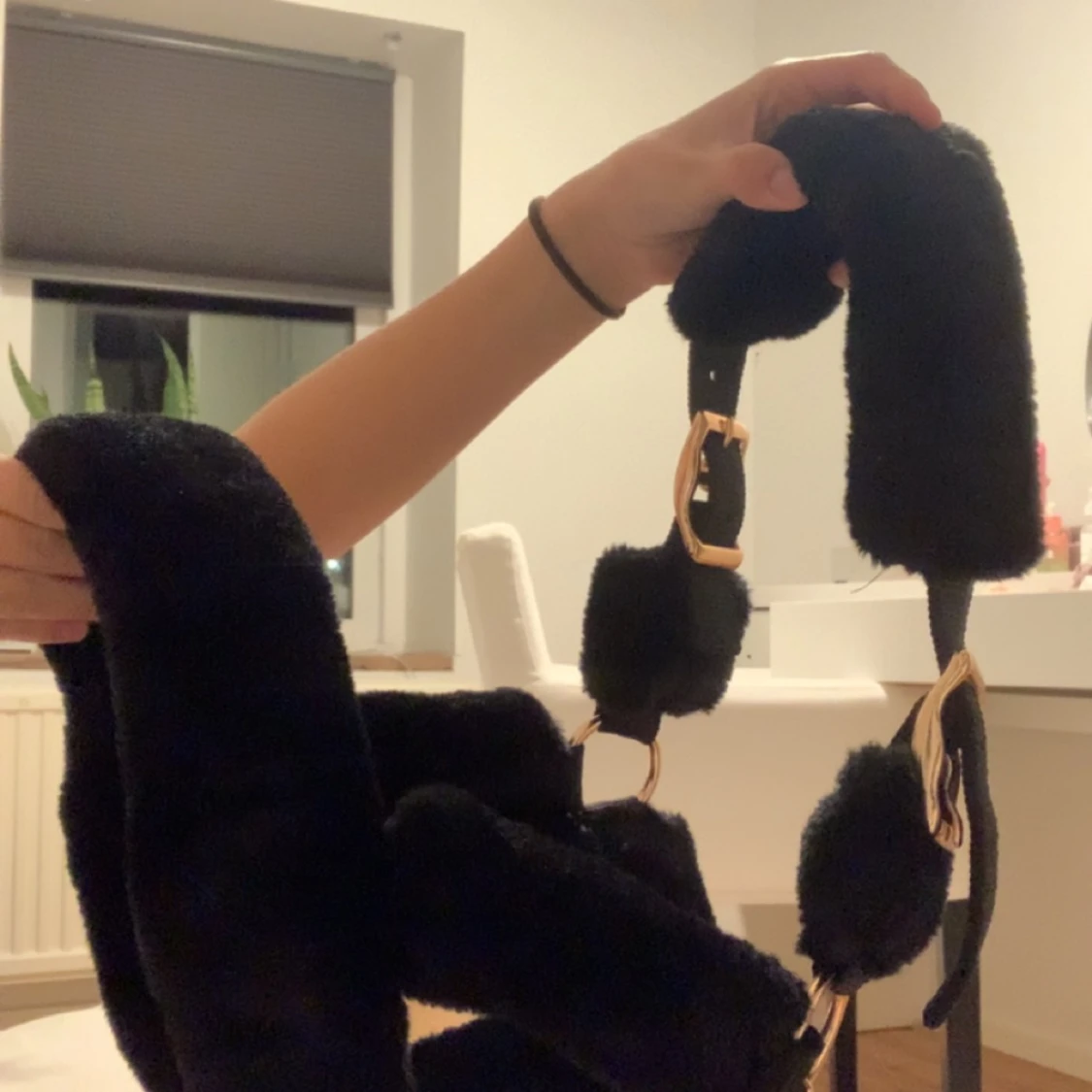 säljer denna svarta fluffgrimma