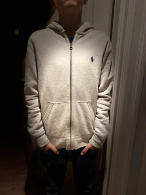 Polo hoodie  - Tjena! Säljer nu denna sjukt snygga polo Ralph lauren hoodien i färgen grå! Sjukt snygg och väldigt stilren! Nypris:1800 Mitt pris: 399