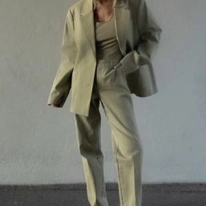 Josefine HJ x nakd - Kostym från Josefine hj x nakd. Storlek 36 i båda delarna. Byxorna är upplagda för att passa någon som är 160-165 cm. Obs; knapp har lossnat på kavajen