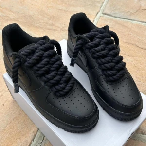 Black rope laces air force 1 - Helt nya. Perfekt för dig som vill sticka ut lite.  
