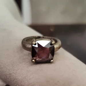 Ring Dyrberg Kern - Stenen är Brun lila Bra skick  Diametern är 1,8 cm