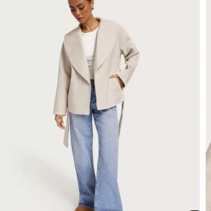 Kappa  - Sån fin beige kappa från vero Moda💕🫶🏼säljer för 300 ink frakt 