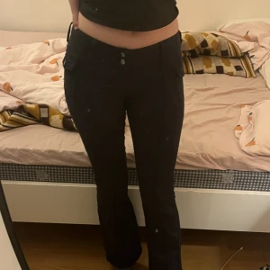 brandy byxor - jättesnyggt par byxor från brandy melville! jättebra skick, använda kanske 3 gånger max. 💓 pris kan diskuteras! skriv om frågor/mer bilder 💓💓