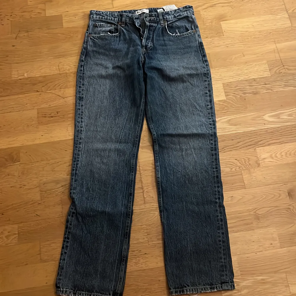 Säljer dessa mid rise zara jeans då dom inte kommer till användning längre🩷. Jeans & Byxor.