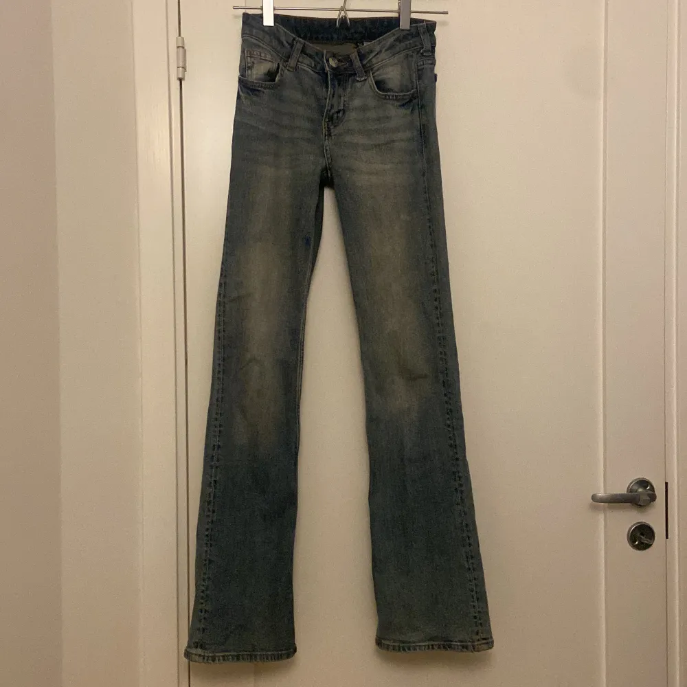 Lågmidjade jeans med bootcut från h&m. Bra skick. Defekter: Det är en vit fläck på låret, men den syns inte så mycket. Det finns bild! Jag är 168! Och det är low Waist på mig. Jeans & Byxor.