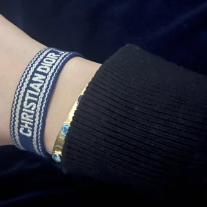 Christian Dior armband - Säljer detta Christian Dior armbandet för ett väldigt bra pris! Skicket är 8/10 då det är använt men inga synliga skador eller något. Nypris: 4000. 