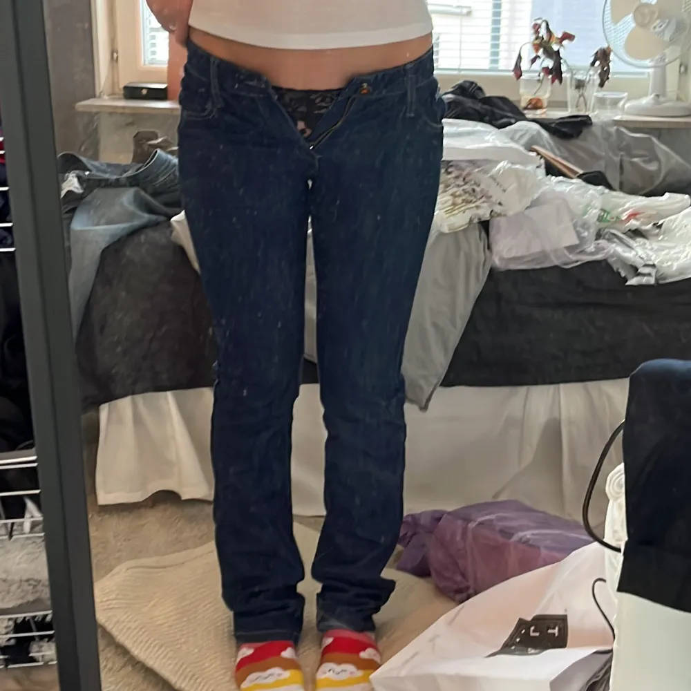 💕Säljer mina fina lowwaist jeans som jag inte längre får plats i, dem har inga slitningar, midjemåttet- ca 73cm, Innerbenslängden- ca 84cm💕. Jeans & Byxor.