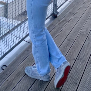 Christian Louboutin - Asballa loubs i unik grå/blå färg, dom är använda väl men med omsorg, köpta på mytheresa för ca 6700kr. Storlek 38, skriv för mer info och bilder🫶🏽