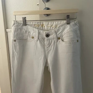 Vita lågmidjade jeans - Skit snygga vita bootcut lågmidjade jeans som tyvärr är för stora för mig. Topp skick, från Cross jeans. Pris kan diskuteras 