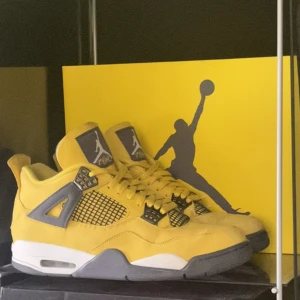Air jordan 4 lightning  - ⚡️Jordan 4 lightning ⚡️🦋Bra skick 🦋🔥Storlek 45🔥🍀Originalboxen och kvitto tillkommer 🍀🌸Kan fraktas eller mötas upp i Stockholm 🌸🧀Äkta 🧀🥥Pris kan diskuteras vid snabb affär 🥥