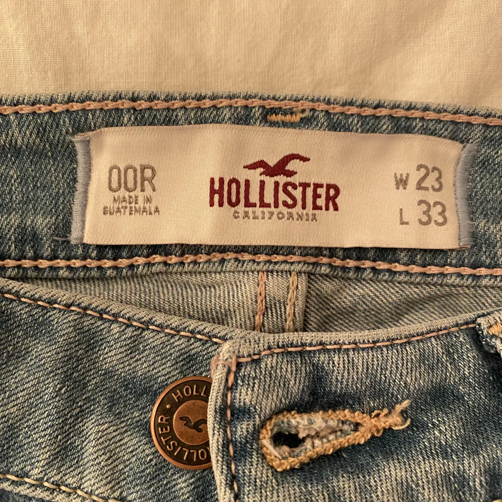 Jättesnygga lågmidjade byxor från hollister som tyvärr är för små för mig🩷 Skriv till mig om du har frågor eller vill ha fler bilder!. Jeans & Byxor.