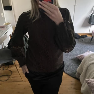 Blus - Superfin blus från neo noir med fina spets detaljer. Knappt använd och är k superfint skick💕