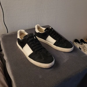 Valentino Flycrew - Riktigt feta svarta flycrews, cond 7/10. Sliten sula därav det låga priset! Äkthetsbevis finns! Hör av dig vid minsta lilla fråga🙂 Storlek 41, passar även 42.