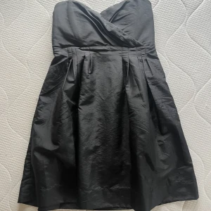 Svart söt klänning❤️‍🔥 - En klänning som sitter tajt runt brösten som sen går ut i midjan🙌