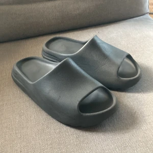 Yeezy slide äkta kvitto finns  - Använd yeezy slide kvitto finns storlek 44,5/10 US 