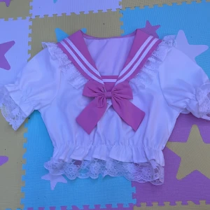 Rosa vit Sailor tröja - Säljer för att jag har tappat intresse i den och den knappt använts, super söt och har inga fläckar eller hål! Bild 3 visar stretchiga band som den har! Bra att använda för cosplay och annat! Klicka på köp om du vill köpa, Kontakta om du har frågor!