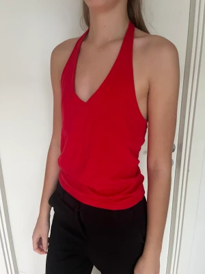 Röd topp - Röd topp från gant. Stretchigt material så passar allt från S till L. Är i bra skick 